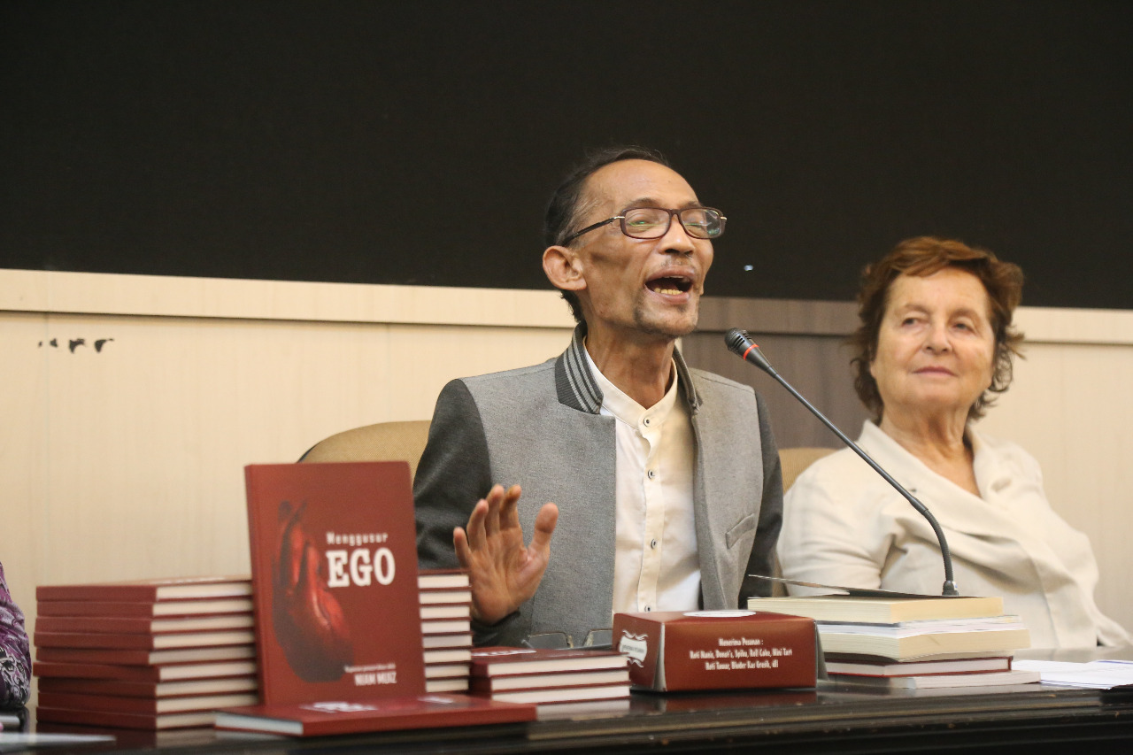 Niam Muiz (jaket abu-abu) dengan bukunya, Menggusur Ego. (Foto: Aan/Humas) FAKULTAS Psikologi